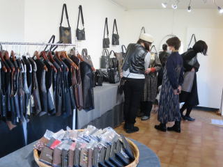 橋本和子　メモリアル革バッグ展-3